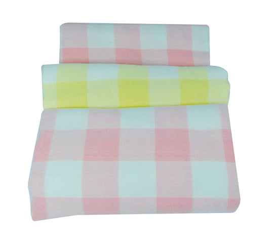 PAQUETE CON 3 COBERTORES PARA BEBE DE FRANELA A CUADROS.